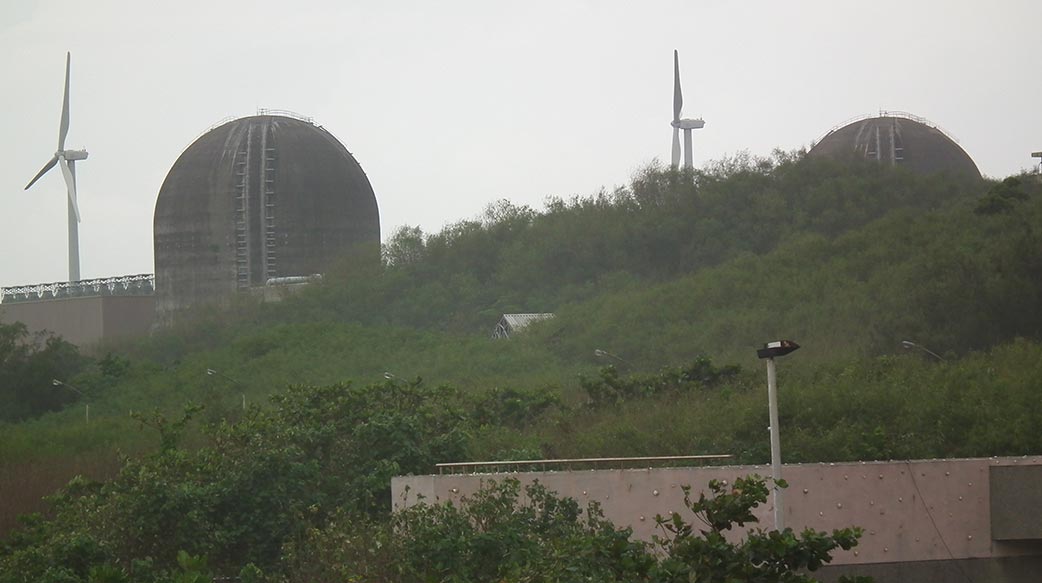 「基建狂魔」的代價：當城市發展脫離稅收現實，繁榮只是一場預支未來的幻象