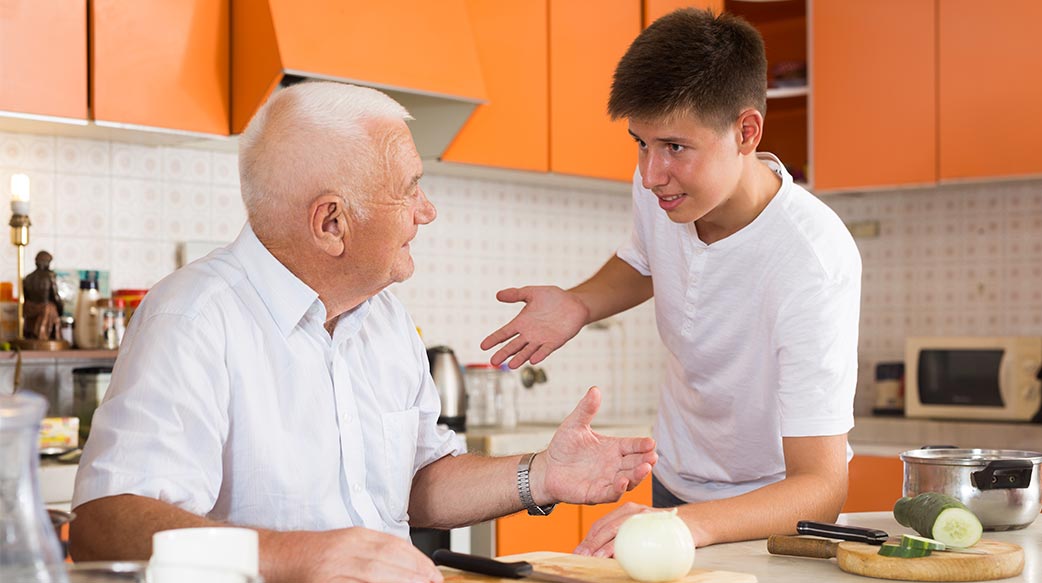 老父拿菜刀追砍兒子，可否加重其刑？