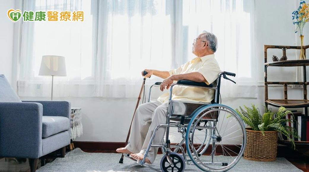 背痛別拖！醫曝「骨質疏鬆警訊」　一聲「喀」就可能骨折