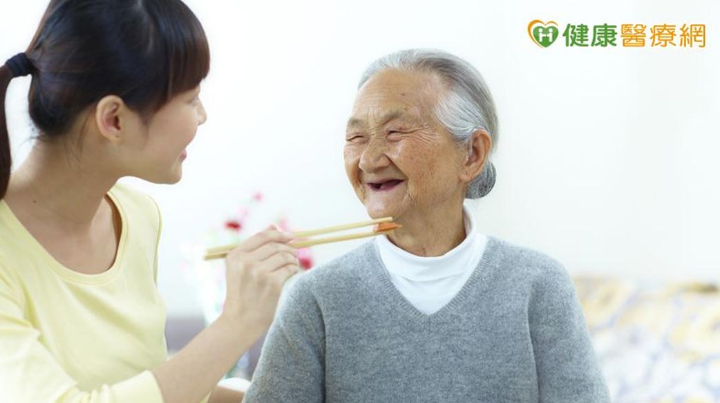 失智長輩不好好吃飯怎麼辦？營養師曝多重成因　照護沒有「萬用公式」！