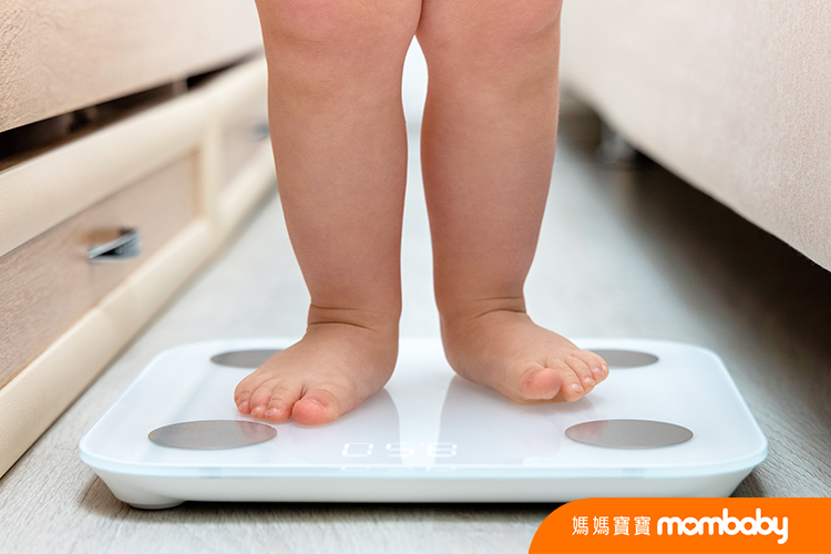 Baby,Legs,Barefoot,Feet,On,Body,Composition,Scale,Measuring,Weight
