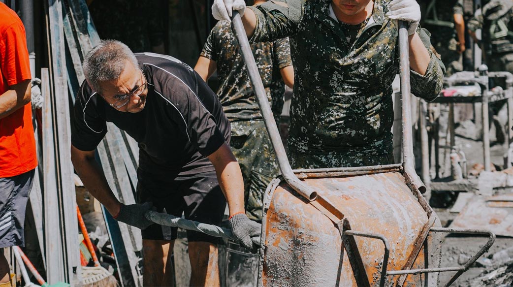 真正的「超人」在災區，不在政治角力裡