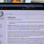 每月少 11 億次點擊！維基百科流量崩跌，AI 正在「吃掉知識的來源」