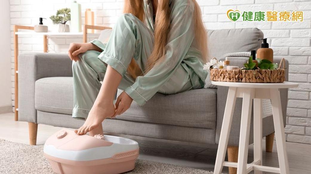 天冷長輩手腳常冰冷、難入睡！中醫推「泡腳養生」助循環暖全身