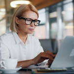 第一批能對 AI 指出錯誤的人——中高齡反成 AI 時代職場王牌？