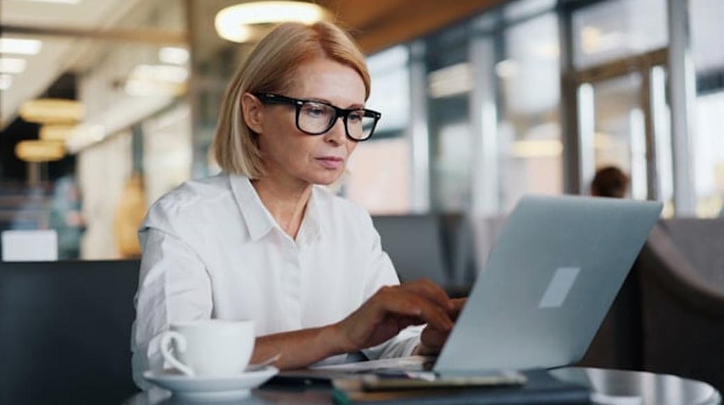 第一批能對 AI 指出錯誤的人——中高齡反成 AI 時代職場王牌？