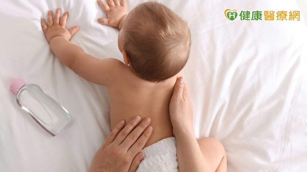 了解嬰兒油常見成分、使用時機！食藥署：寶寶肌膚「2狀況」用前要謹慎