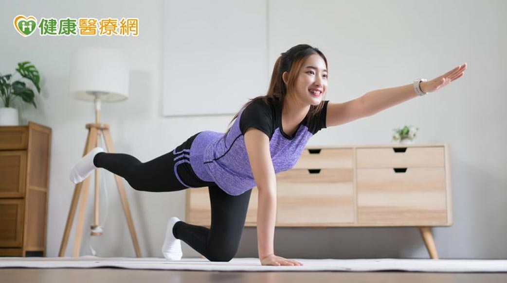 冬天一到腰痠背痛更明顯？不只是天氣作怪！醫教簡易運動在家也能護脊椎