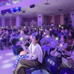 全場點燈齊唱〈平安夜〉為台灣祈禱 台北真理堂聖誕慶典戲說愛與平安的救恩