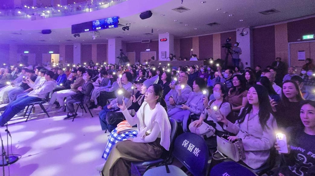 全場點燈齊唱〈平安夜〉為台灣祈禱 台北真理堂聖誕慶典戲說愛與平安的救恩