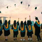 大學文憑的貶值與升值：為何 AI 無法取代大學提供的「社會化沙盒」？