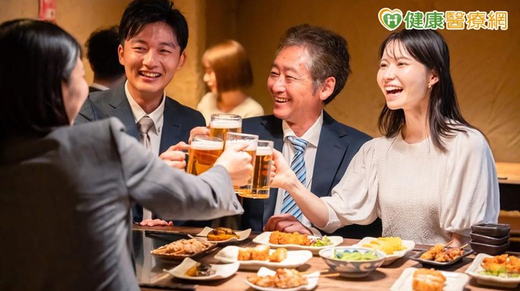 年末聚餐多！醫示警：小心血糖失控　別以為沒症狀就沒事