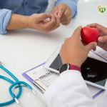 別再說「醫師判斷就好」！醫：主動詢問健保醫材也有選擇權