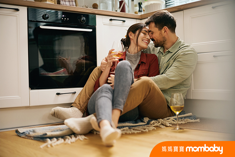 Loving,Couple,Embracing,While,Drinking,Wine,In,The,Kitchen.,Copy
