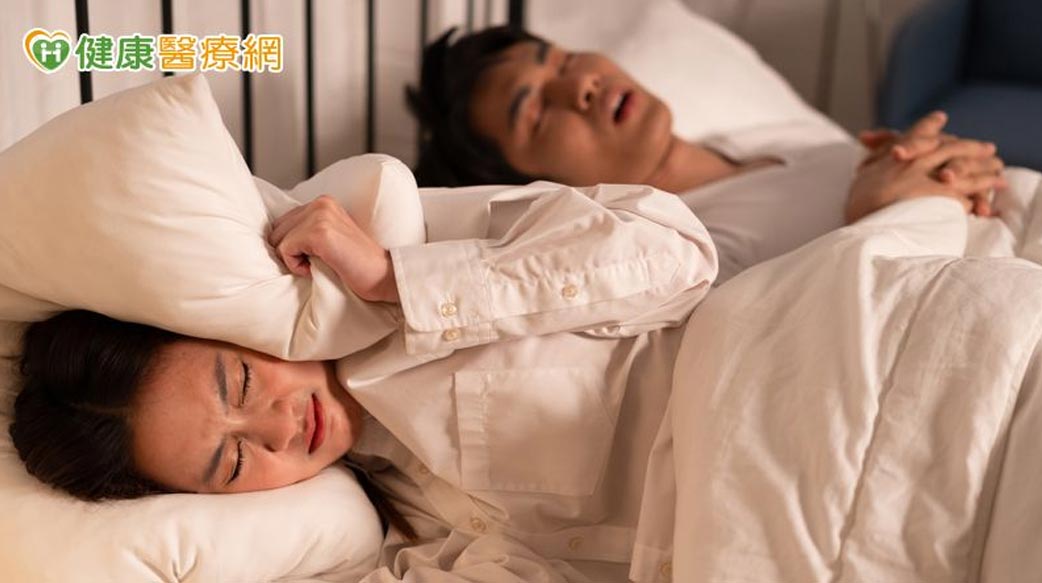 每晚「微窒息」百次？醫示警睡眠危機：不只是打呼，恐影響全身健康！