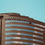 AI 讓服務回歸溫度！IHG 與 Hyatt 如何用 AI 實現「超個性化」，找回飯店人本核心？