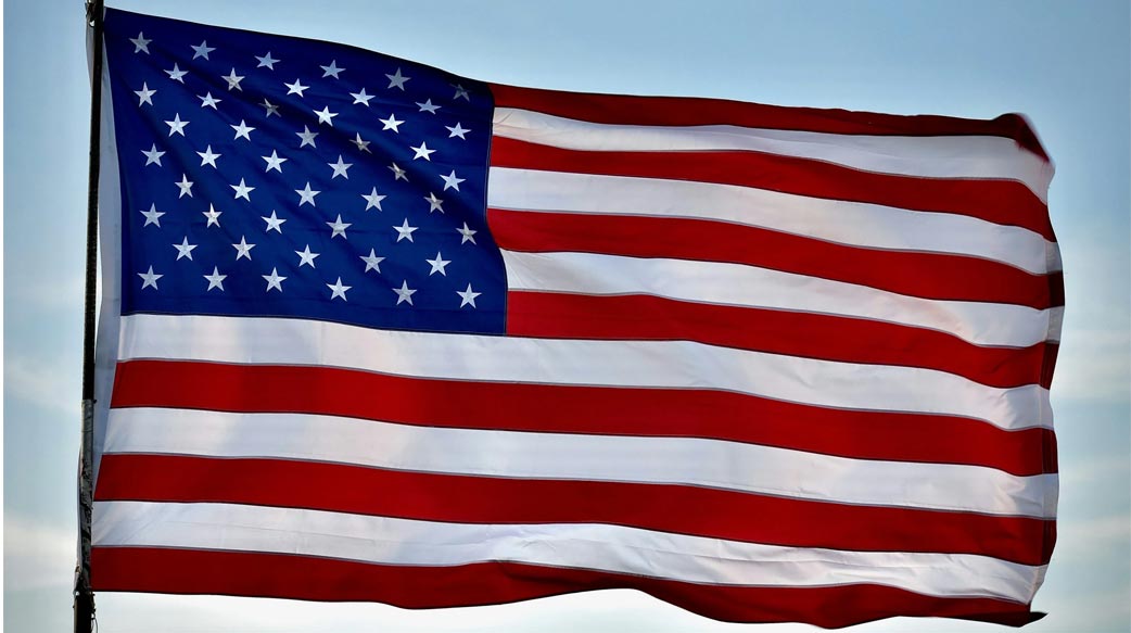 軍事 AI 控制權誰說了算？Claude 捲入伊朗戰場、OpenAI 進入機密環境，科技巨頭正在與國安體系爭奪治理主導權