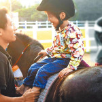 在馬背上看見上帝的祝福 張兆遠20年馬術療育 陪伴特殊兒走出生命困境