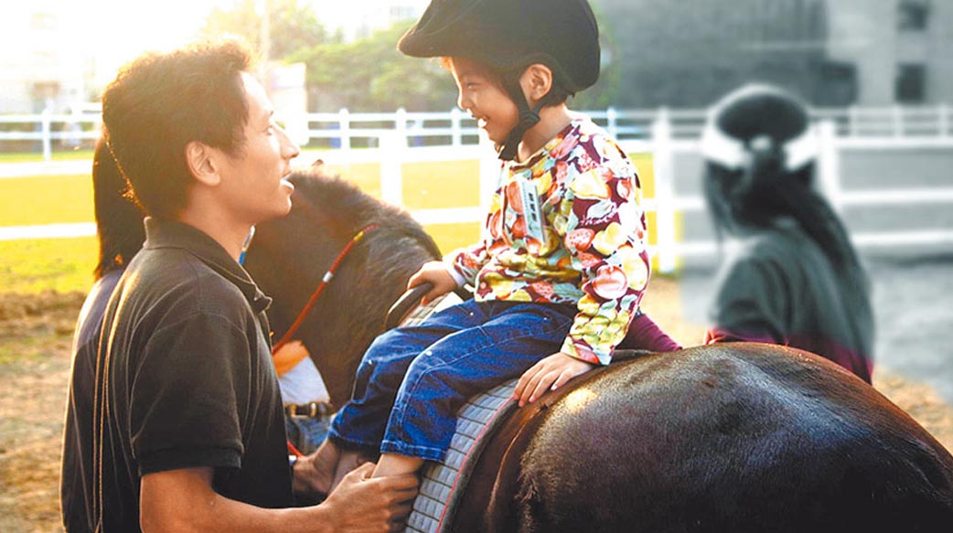 在馬背上看見上帝的祝福 張兆遠20年馬術療育 陪伴特殊兒走出生命困境