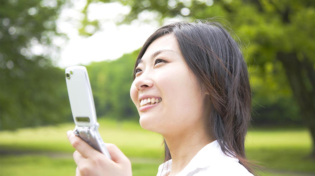 她靠“智障型手机”找回真实人生