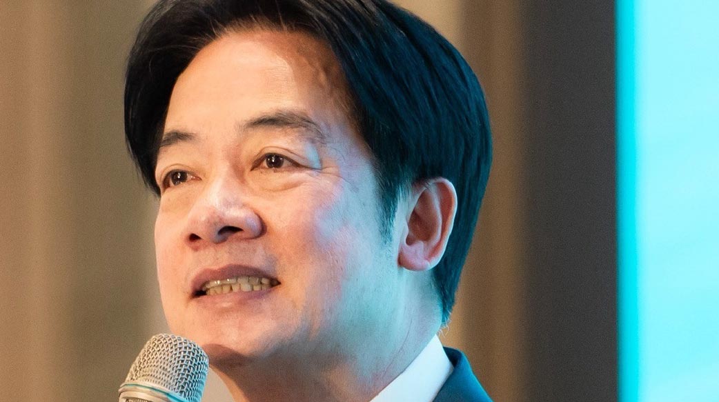 從媚日到戀殖的憲政驚悚：論國家領導人的認同迷航