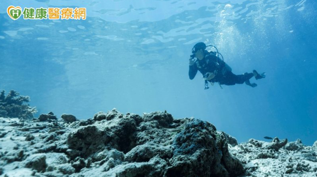 飛行途中發生潛水夫病！幸運有醫師同機立即救援緩解症狀