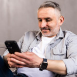 久坐看电视滑手机容易老人痴呆 久坐看电视滑手机容易老人痴呆