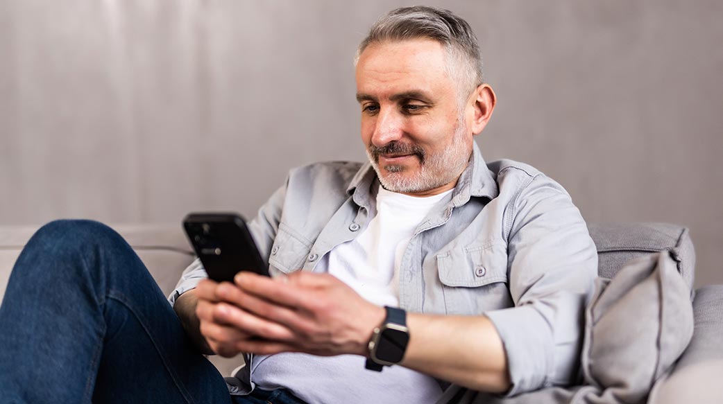 久坐看电视滑手机容易老人痴呆