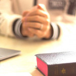 人生轉彎攻讀神學院 資深媒體人周佩虹效法以利沙「宰牛」回應全職呼召