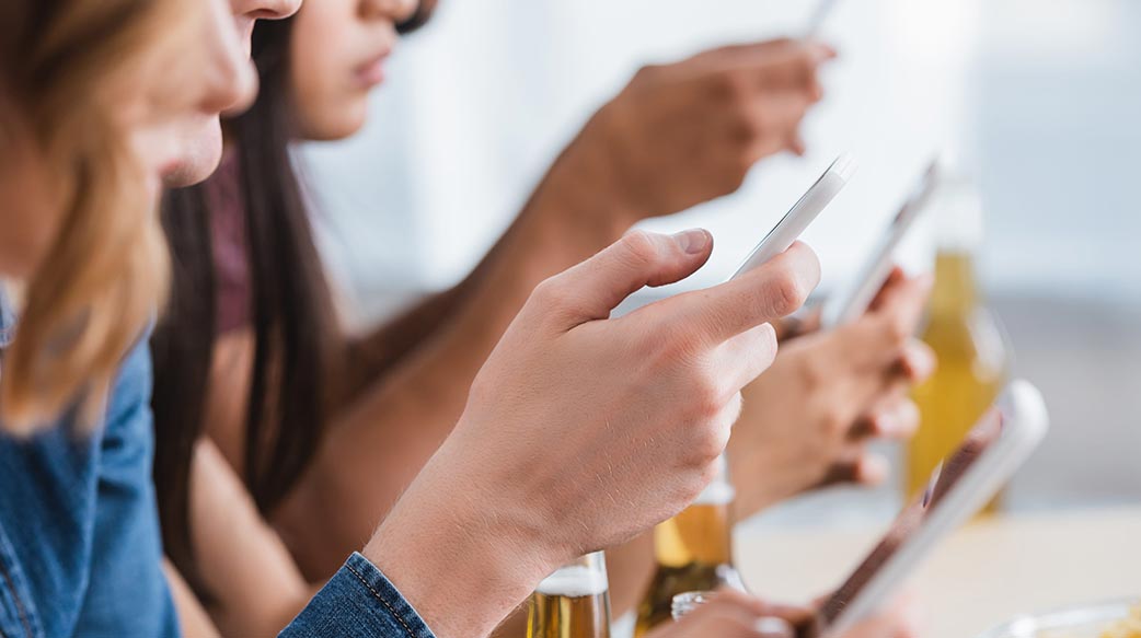 2026 幸福报告揭示手机如何掌控生活