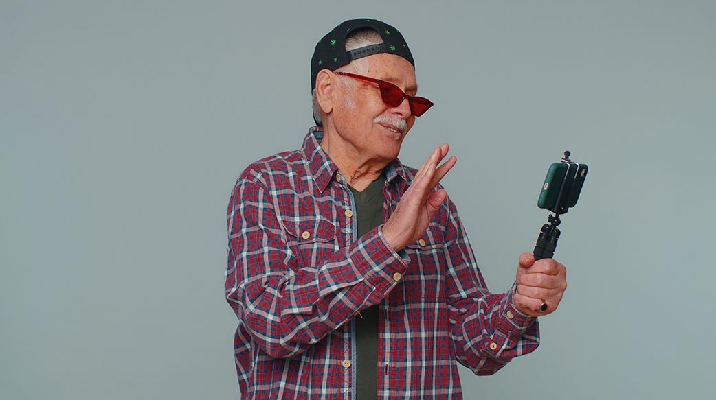 81岁英国知名网红直播主